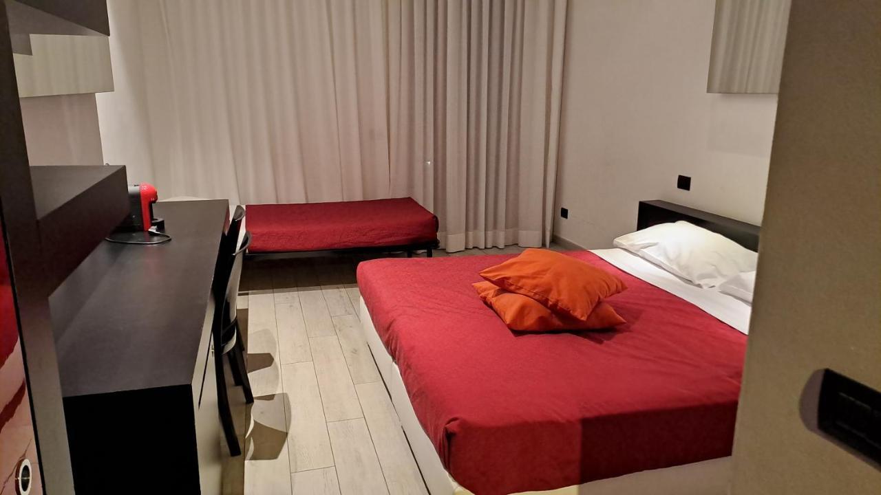 Blue Shades Hotel Пиза Екстериор снимка